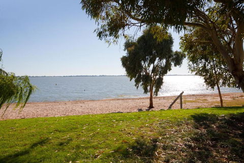 Lake Boga Waterfront Holiday House - Holiday Find 6