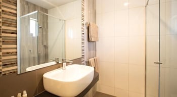 Euston Club Motel - Holiday Find 1