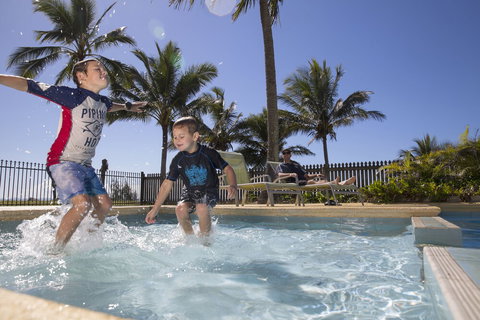 Sarina Beach Motel - Holiday Find 3