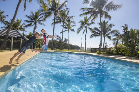 Sarina Beach Motel - Holiday Find 4