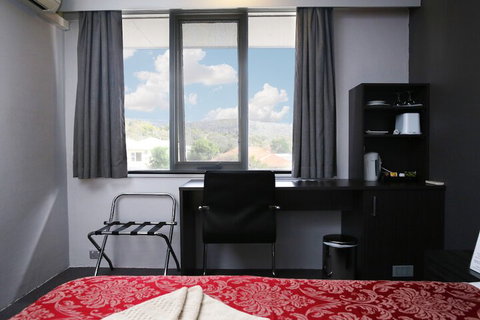 White Manor Motel - Holiday Find 6