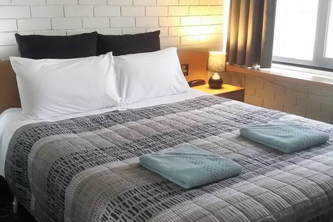 White Manor Motel - Holiday Find 2