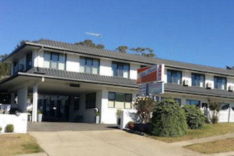 White Manor Motel - Holiday Find 0