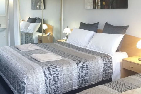 White Manor Motel - Holiday Find 1