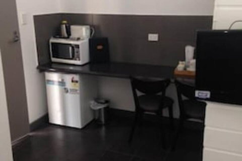 Elmore Victoria Hotel Motel - Holiday Find 6