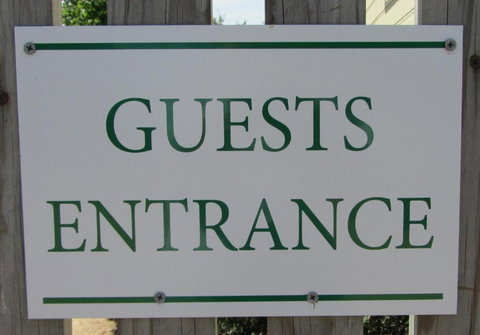 Elm Trees Accommodation At Ross - Holiday Find 4