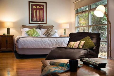 Romantic Treehouse Getaway - Holiday Find 1