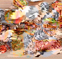 Between 2 Buns - Altona - Holiday Find