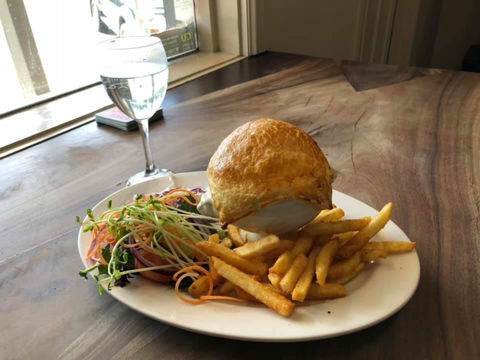 Bowning Hotel Dining - Holiday Find 0