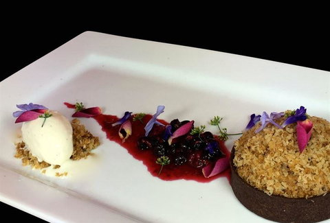 Vines Restaurant At Hollydene Estate - Holiday Find 14