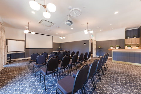 The Glen Hotel & Suites - Holiday Find 7