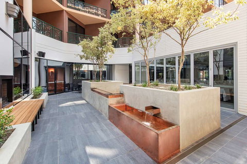 Amora Hotel Riverwalk Melbourne - Holiday Find 2