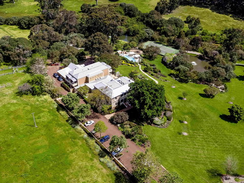 Grand Mercure Basildene Manor - Holiday Find 1