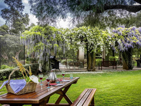 Grand Mercure Basildene Manor - Holiday Find 4