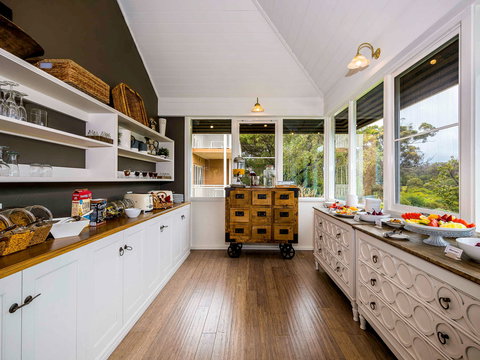 Grand Mercure Basildene Manor - Holiday Find 15