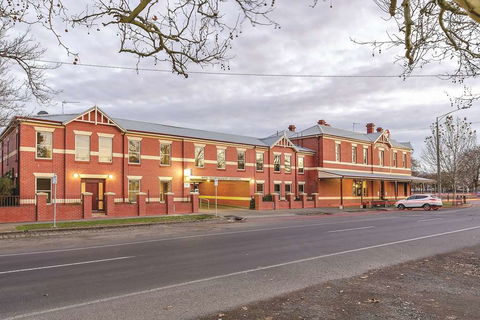 Lake Inn Ballarat - Holiday Find 1