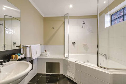 Lake Inn Ballarat - Holiday Find 16