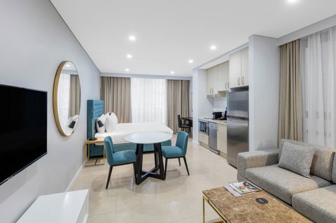 Meriton Suites Pitt Street - Holiday Find 6