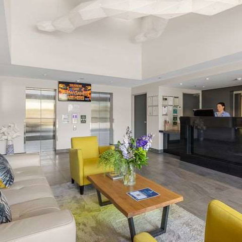 H on Mitchell Apartment Hotel - Holiday Find 0