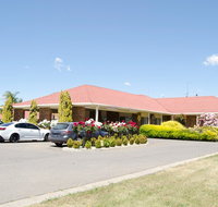 Pines Country Club Motor Inn - Holiday Find