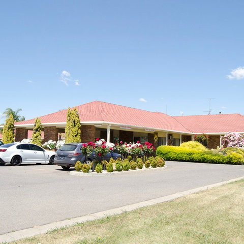 Pines Country Club Motor Inn - Holiday Find 0
