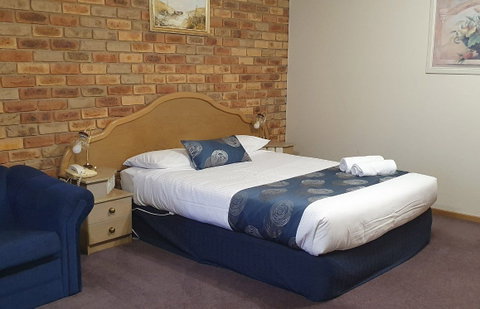 Pines Country Club Motor Inn - Holiday Find 2