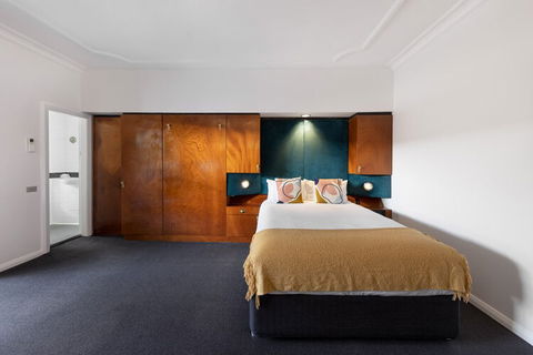Regents Court - Holiday Find 1