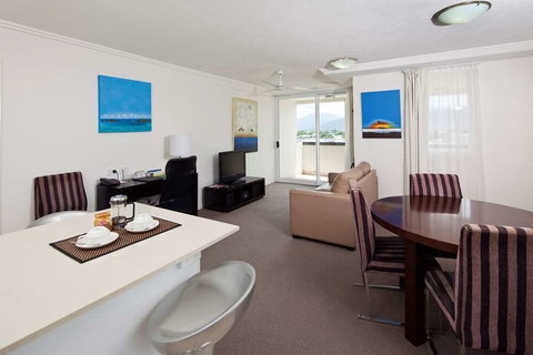 Cairns Central Plaza Apartment - Holiday Find 4