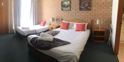 Golden Chain Aalana Motor Inn - Holiday Find 1