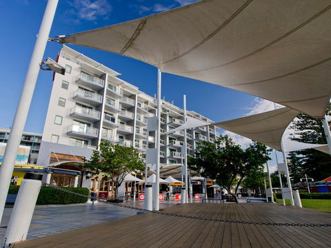 Oaks Waterfront Resort - Holiday Find 0