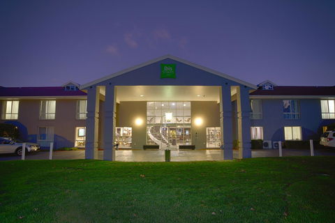 Ibis Styles Canberra - Holiday Find 5