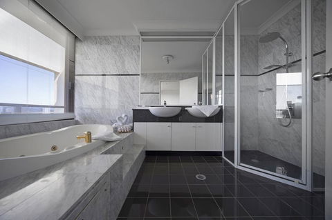 BreakFree Capital Tower Apartments - Holiday Find 36