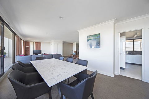 BreakFree Capital Tower Apartments - Holiday Find 32