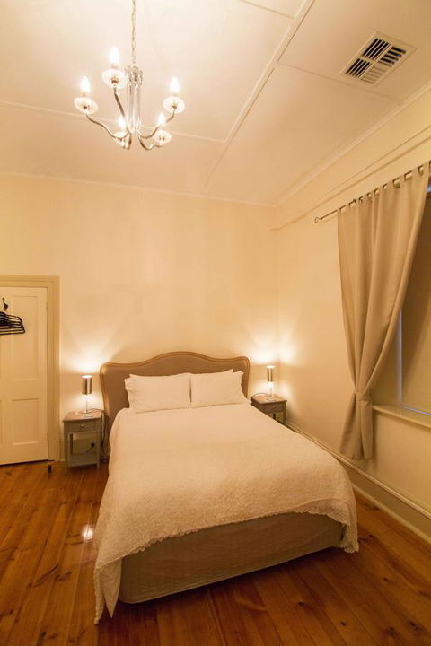 Wellington Courthouse - Holiday Find 1