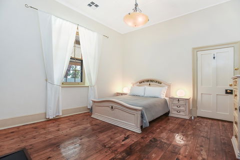 Wellington Courthouse - Holiday Find 4