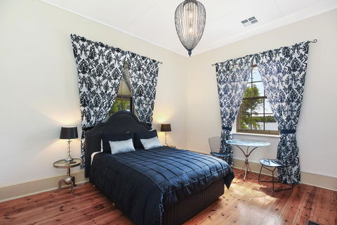 Wellington Courthouse - Holiday Find 2