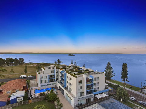 Lakeside Waterfront Apartment The Entrance - Holiday Find 16