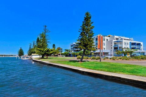 Lakeside Waterfront Apartment The Entrance - Holiday Find 39