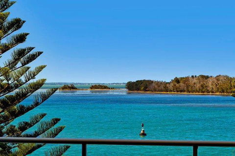 Lakeside Waterfront Apartment The Entrance - Holiday Find 34