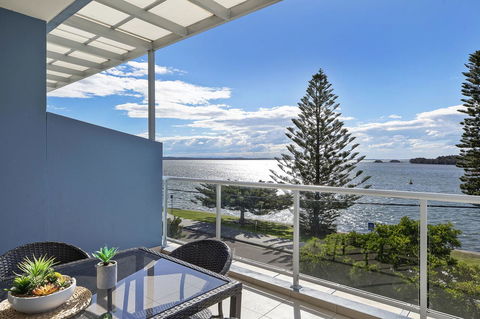 Lakeside Waterfront Apartment The Entrance - Holiday Find 31