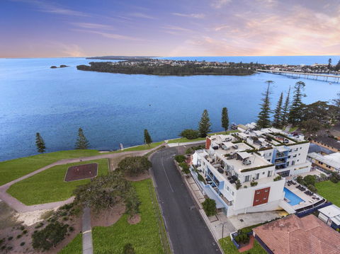 Lakeside Waterfront Apartment The Entrance - Holiday Find 17