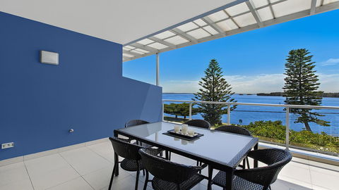Lakeside Waterfront Apartment The Entrance - Holiday Find 32