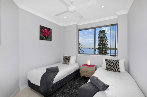 Lakeside Waterfront Apartment The Entrance - Holiday Find 9