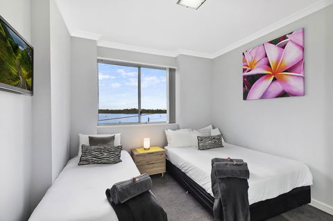 Lakeside Waterfront Apartment The Entrance - Holiday Find 10