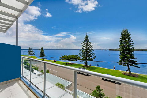 Lakeside Waterfront Apartment The Entrance - Holiday Find 33