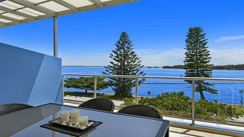 Lakeside Waterfront Apartment The Entrance - Holiday Find 0