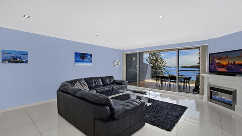 Lakeside Waterfront Apartment The Entrance - Holiday Find 6