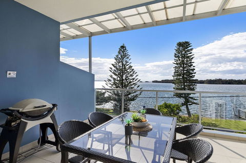 Lakeside Waterfront Apartment The Entrance - Holiday Find 30
