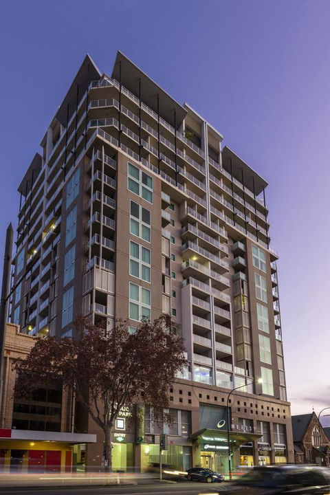 Oaks Adelaide Embassy Suites - Holiday Find 9