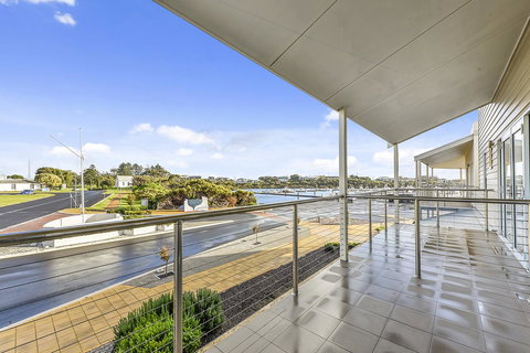 Aloha Waterfront Properties - Holiday Find 23